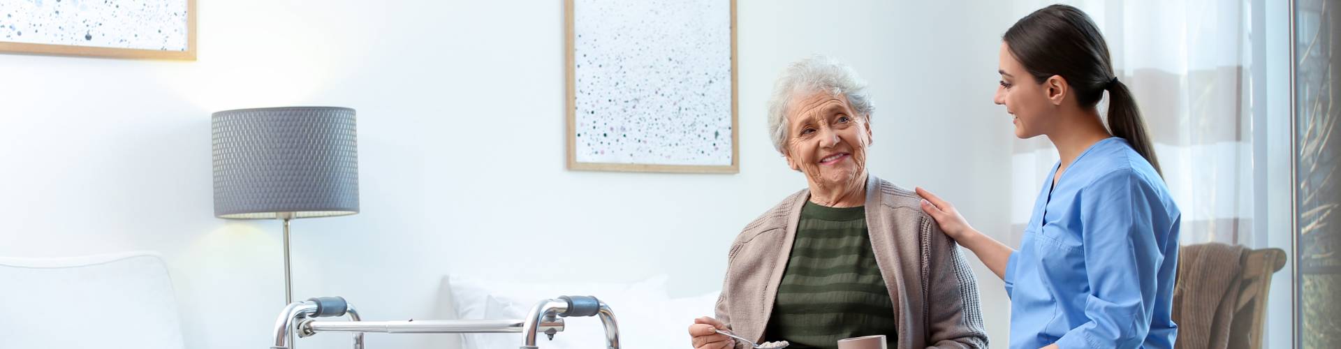 infirmière avec une patiente âgée