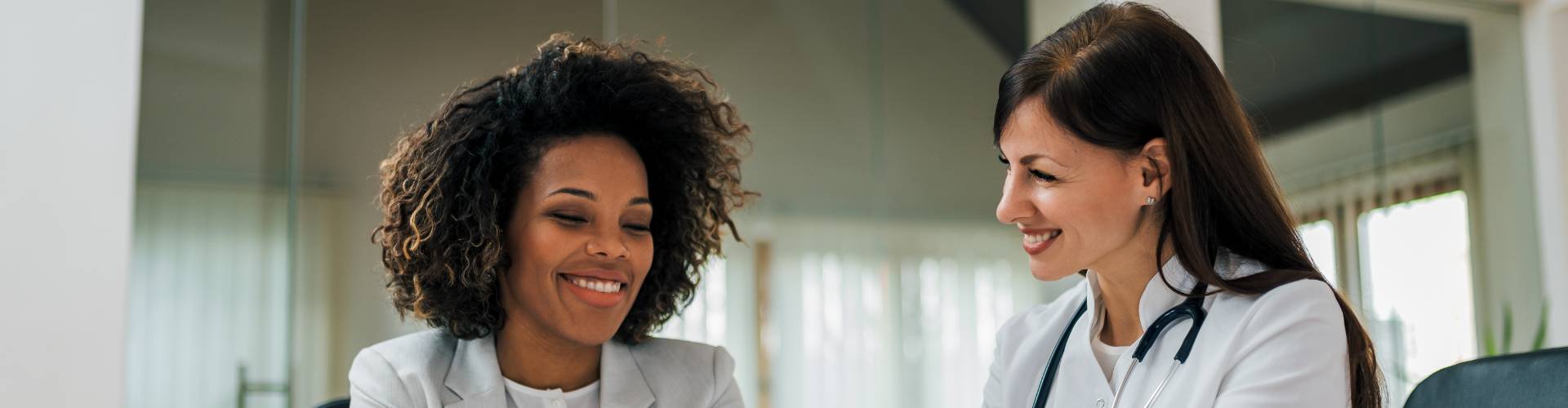 femme médecin souriante avec une patiente