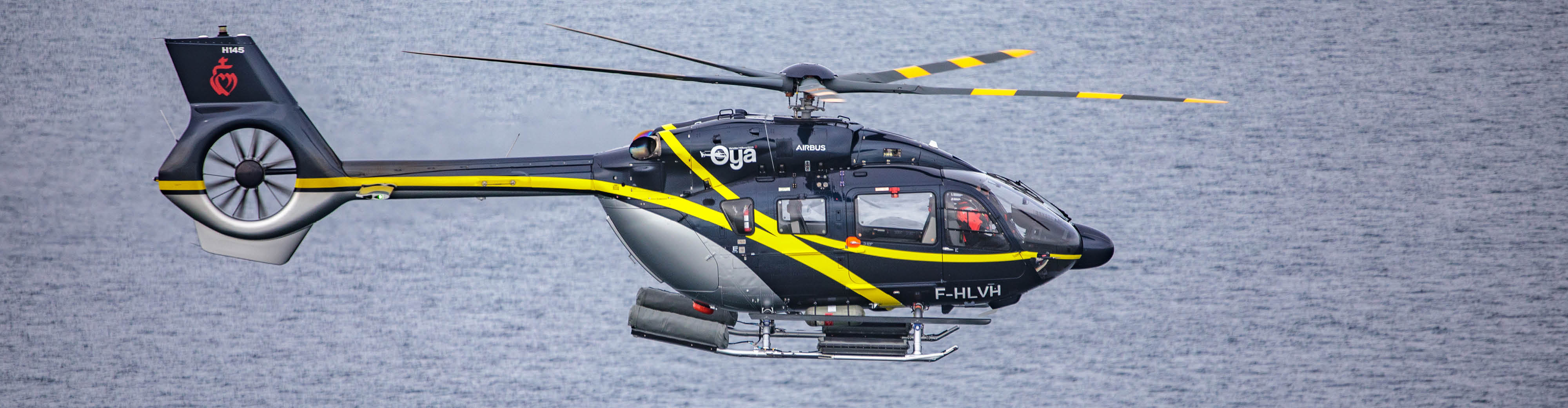 Hélicoptère de chez Airbus Helicopters en vol. 