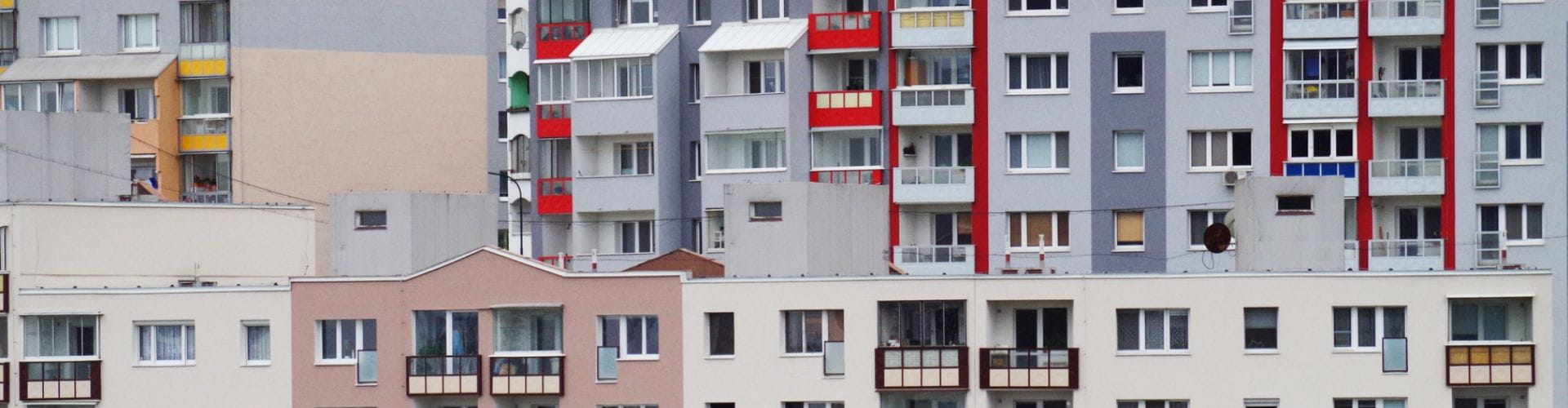 Joyeux couple mari et femme déménage dans un nouvel appartement