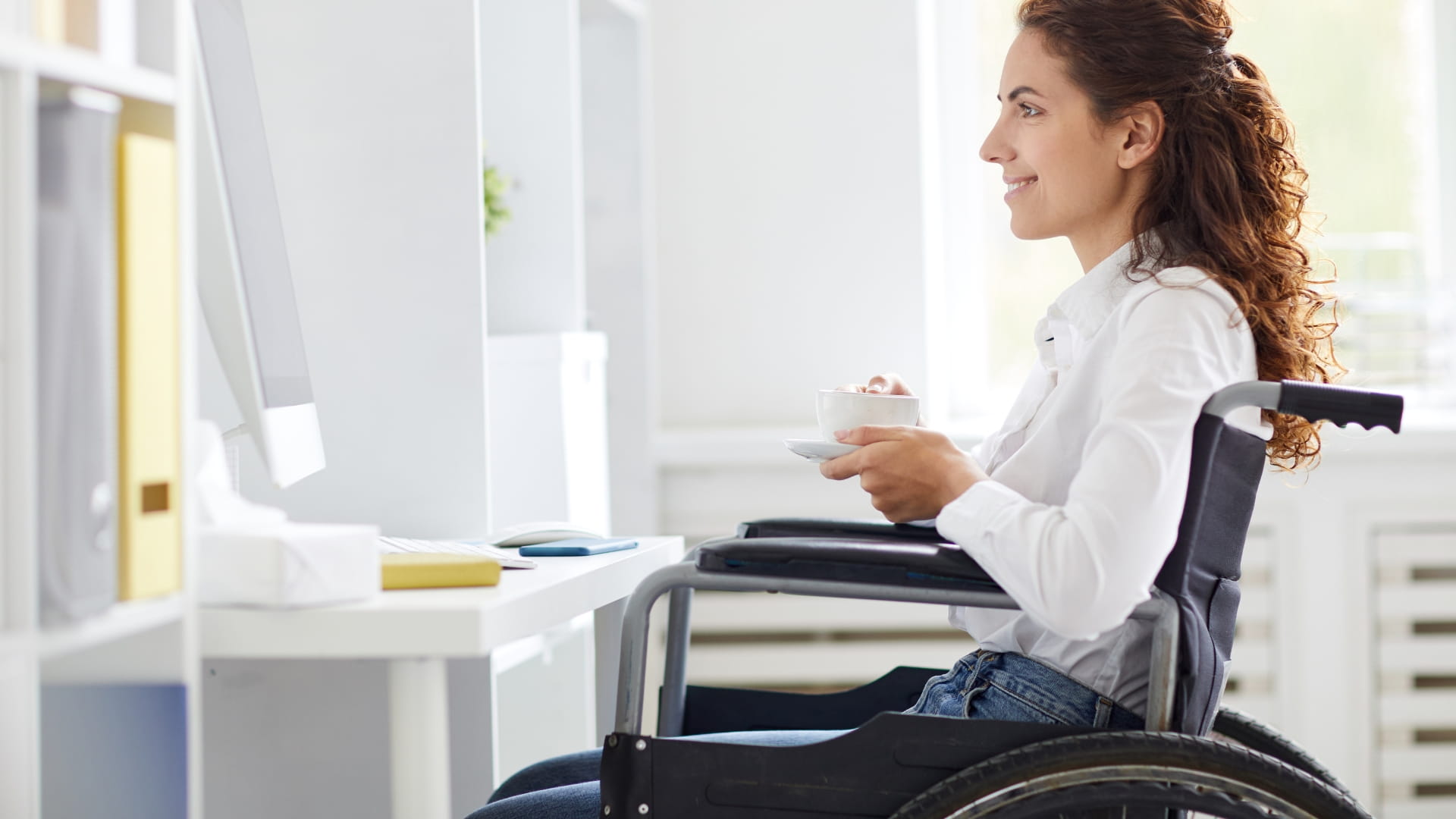 femme professionnelle en fauteuil roulant femme professionnelle en fauteuil roulant