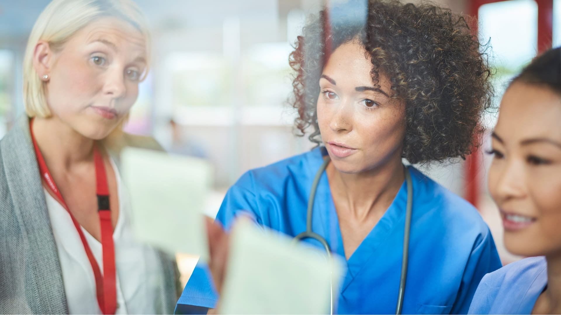 professionnels de la santé discutant sur un sujet professionnels de la santé discutant sur un sujet