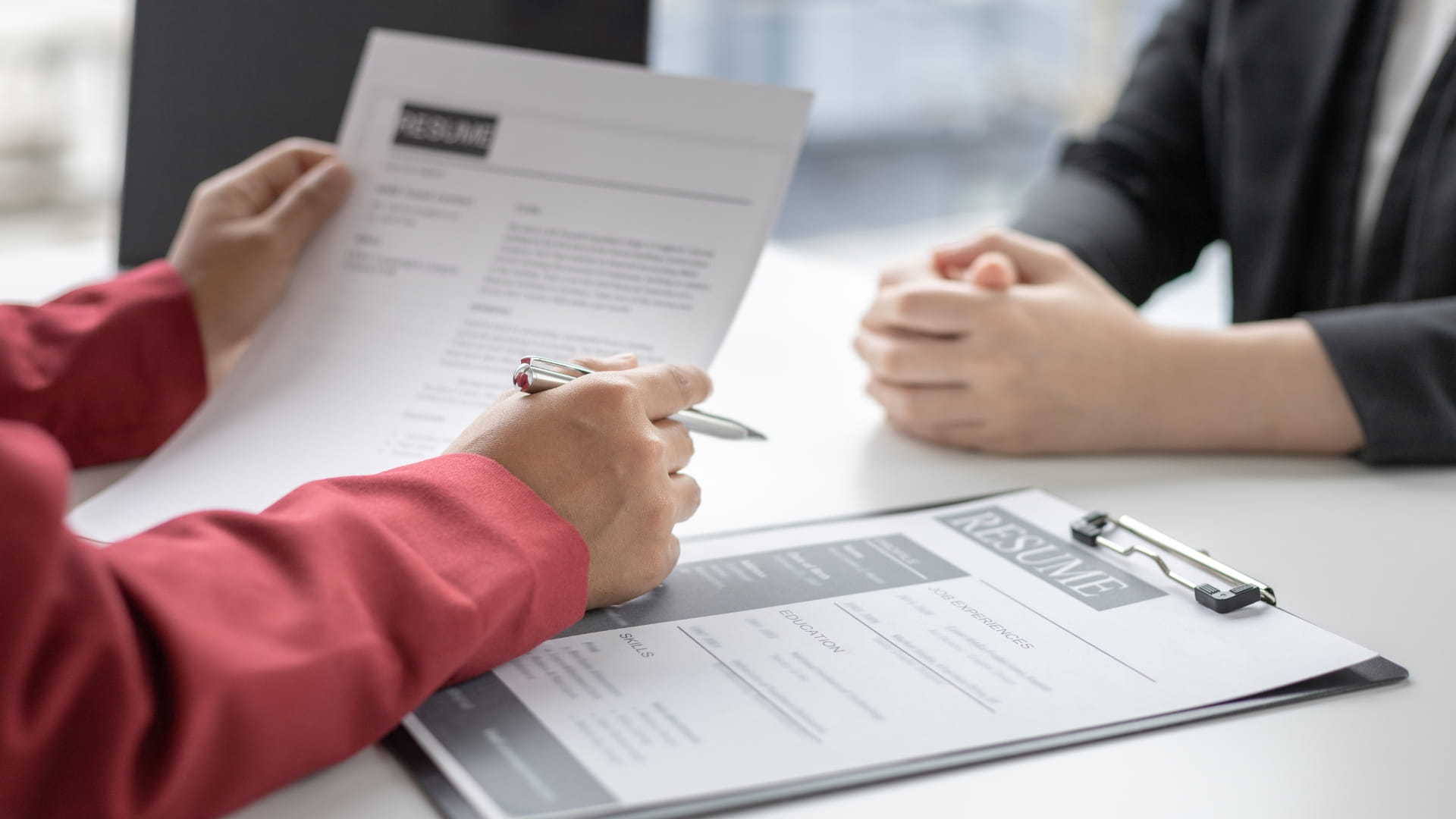 professionnels examinant leur CV