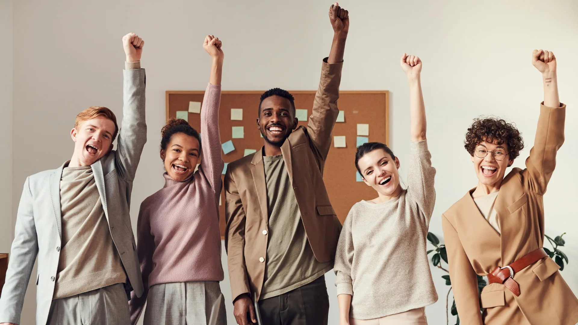 jeunes professionnels célébrant jeunes professionnels célébrant