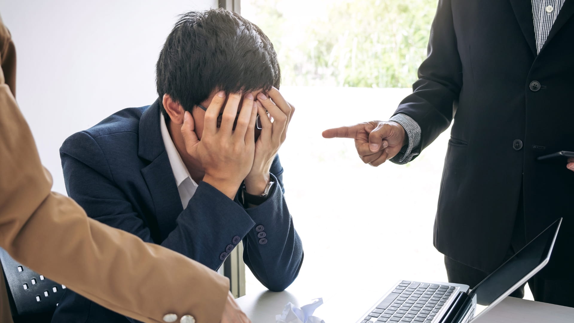 employé frustré au travail employé frustré au travail