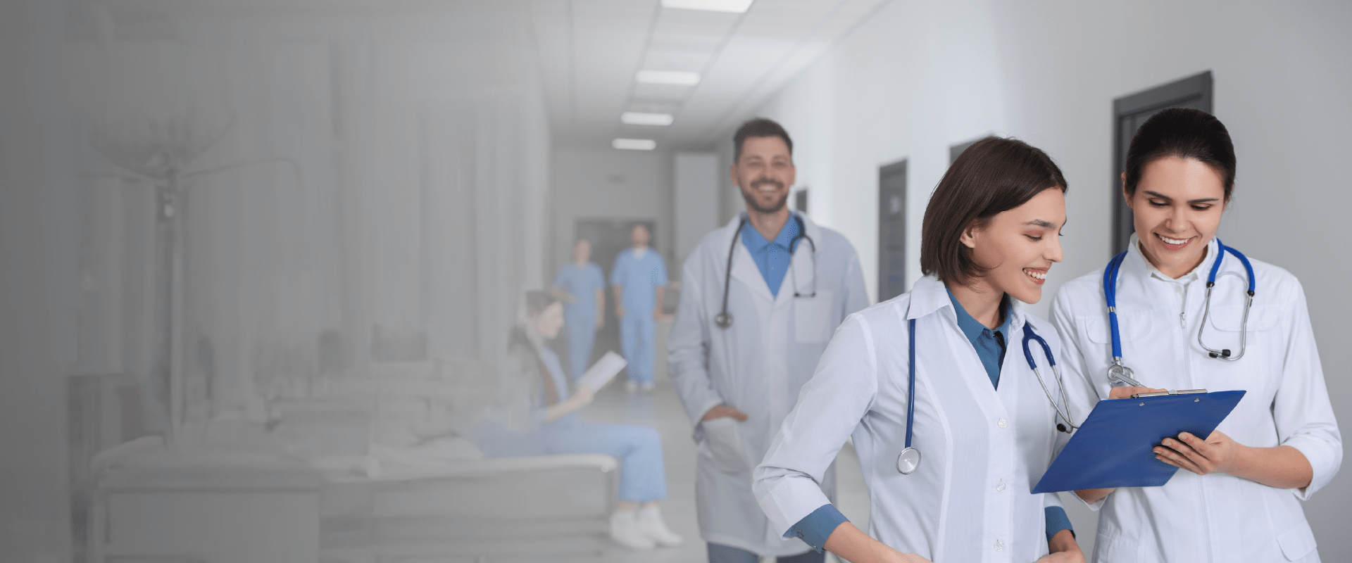 Due dottoresse comunicano tra loro in un ambiente medico.