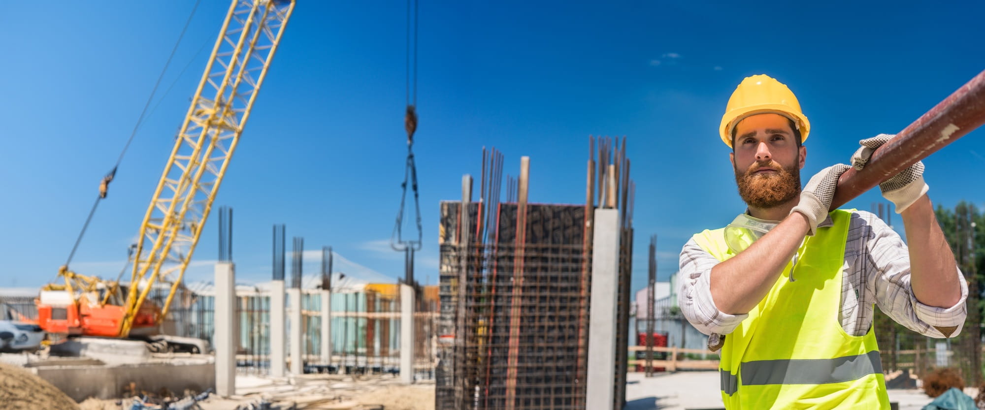 Bauarbeiter auf einer Baustelle bei der Arbeit.