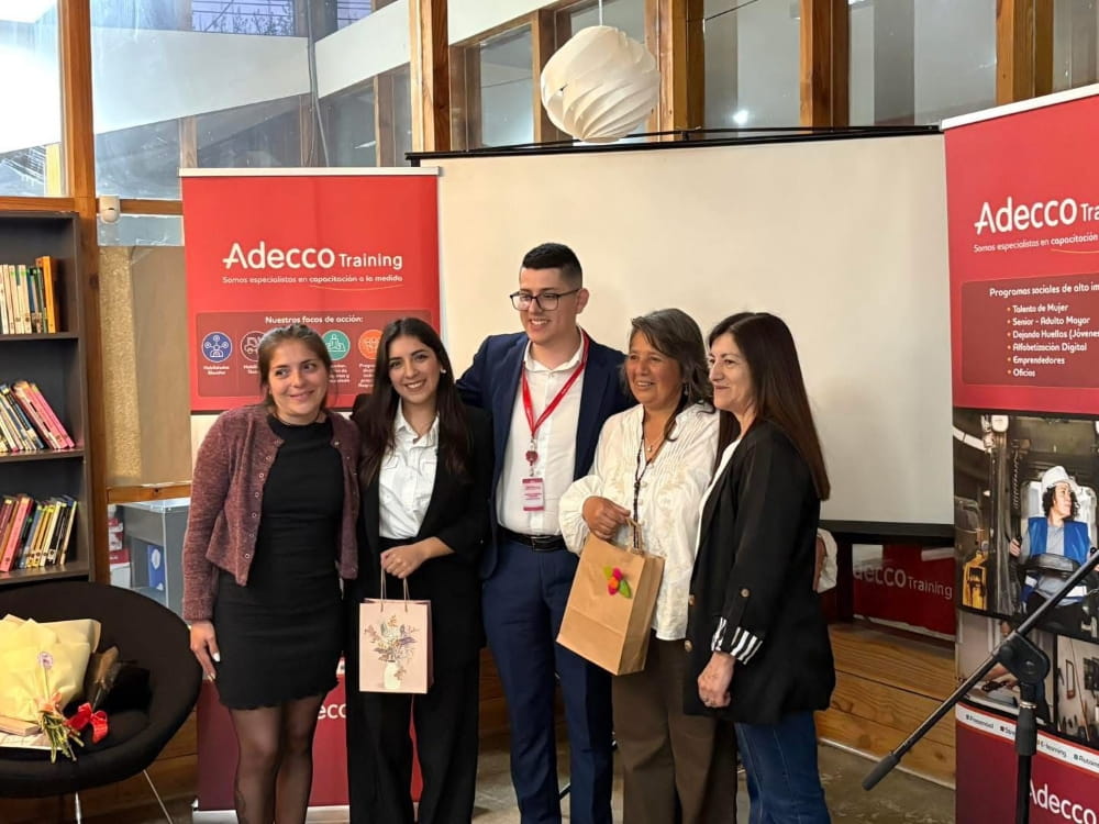 Representantes de GRENERGY y Adecco Training junto a autoridades locales en la ceremonia de cierre del programa Habilidades Técnicas.