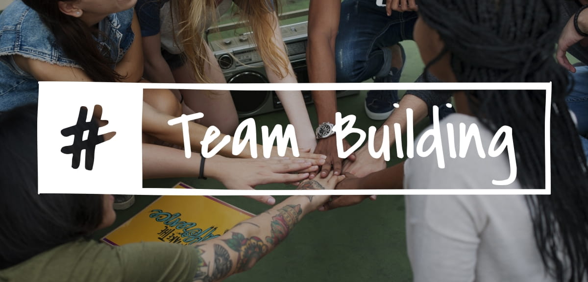 Colaboradores participando en una actividad de Team Building para empresas para fortalecer el trabajo en equipo y la colaboración