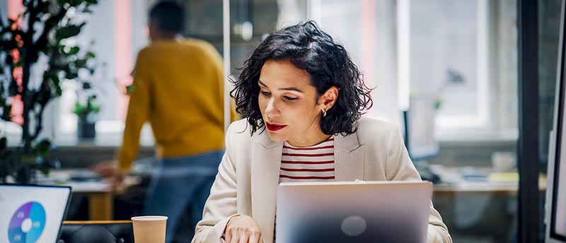 Frau am PC im Büro Frau am PC im Büro