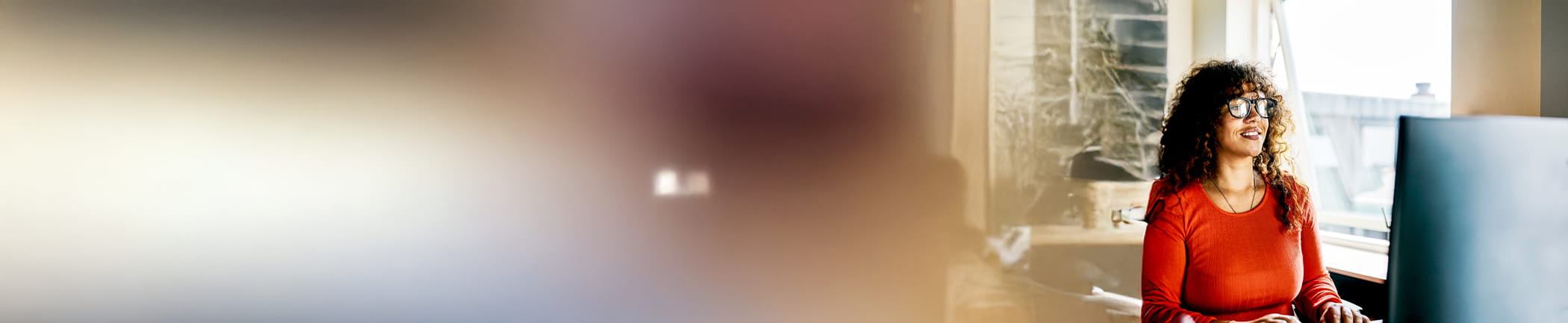 Mitarbeiterin am PC