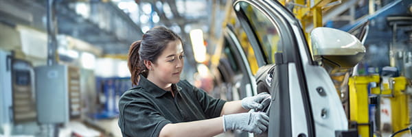 Mitarbeiterin in der Automobilindustrie