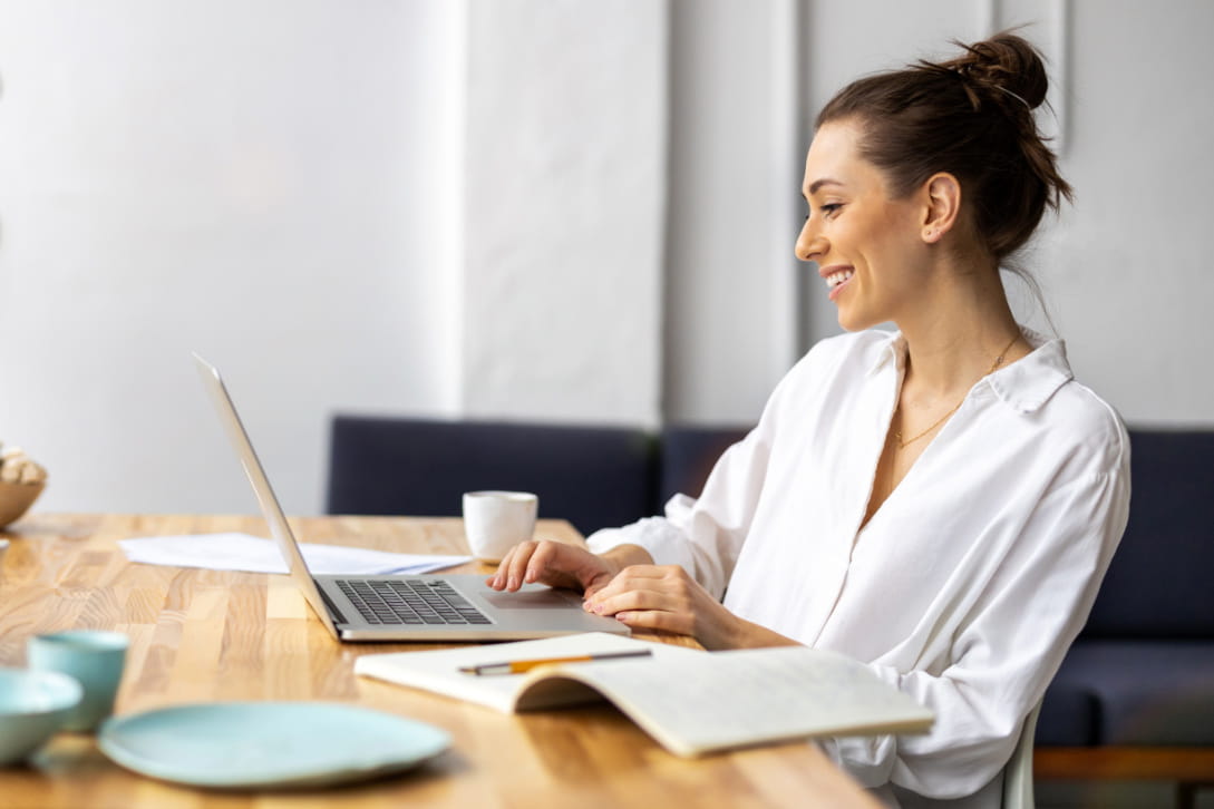 Mitarbeiterin nutzt Adecco App am Laptop