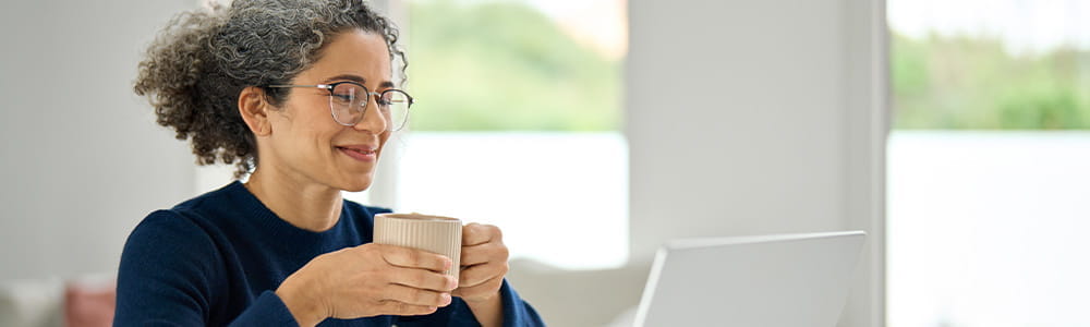 frau-laechelt-und-trinkt-kaffee