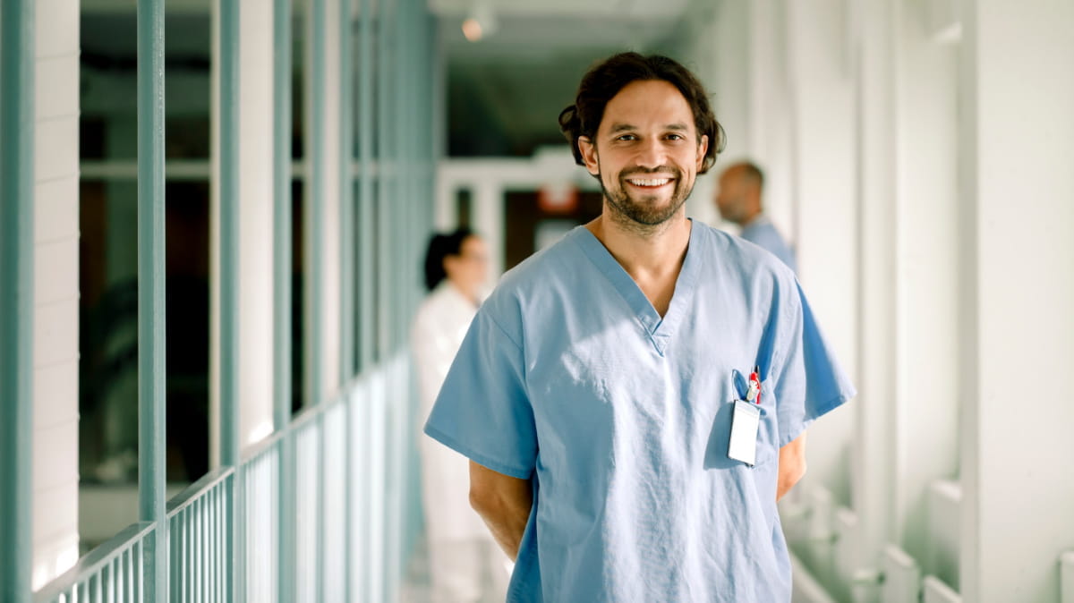 Krankenpfleger lächelt