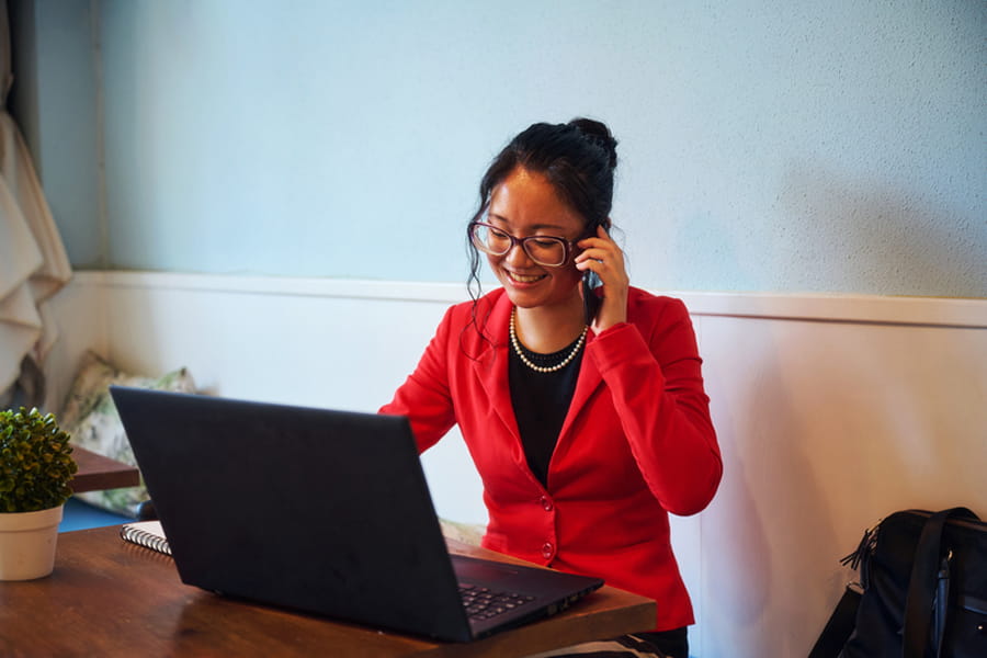 Frau arbeitet im Büro.
