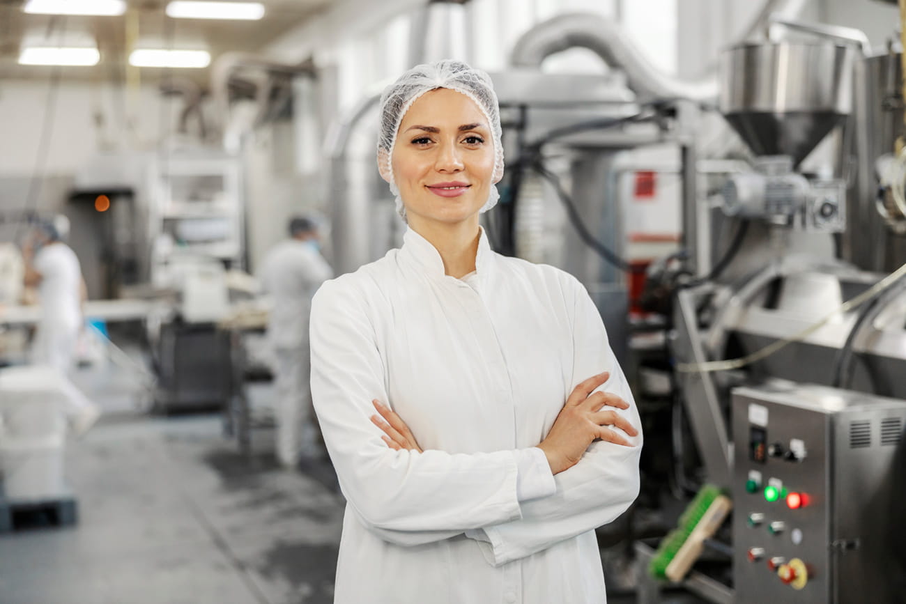 Frau arbeitet in der Produktion.