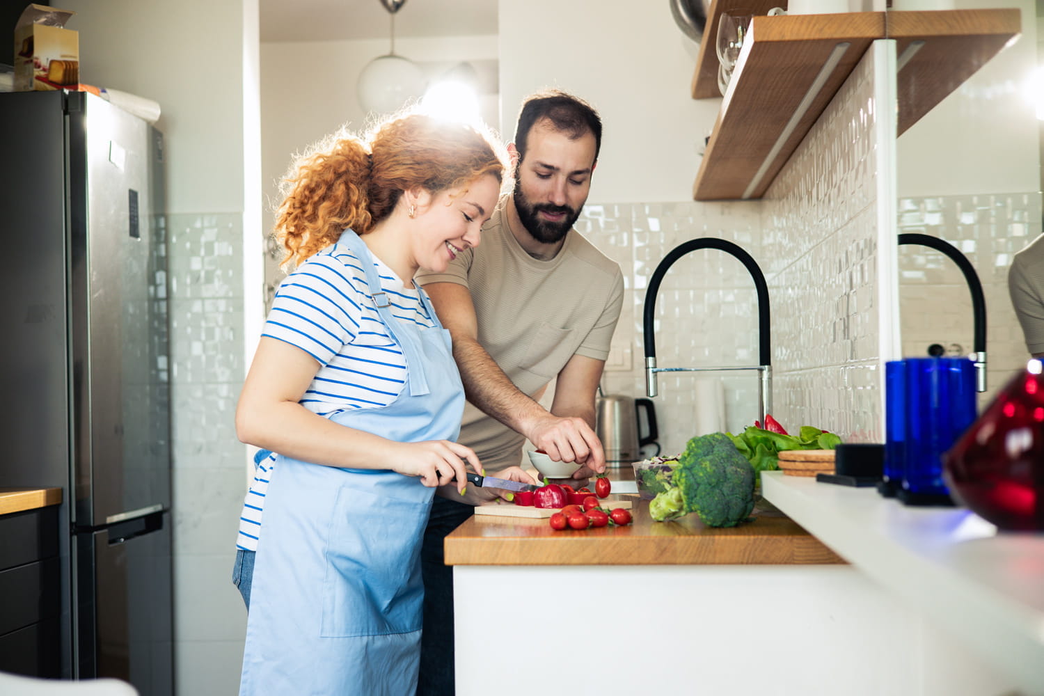 Mann und Frau kochen zusammen.