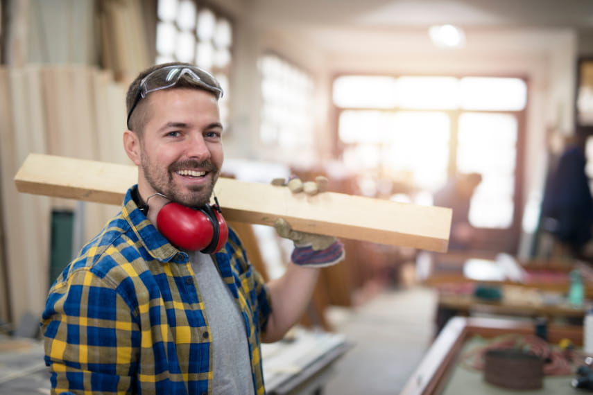 Handwerker arbeitet mit Holz