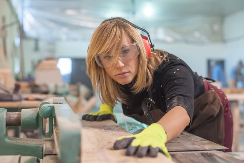 Handwerkerin arbeitet an der Säge