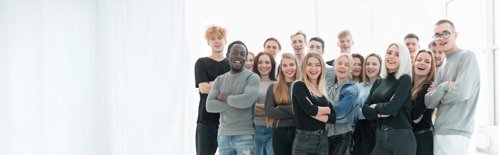 gruppe-von-jungen-erwachsenen-adecco