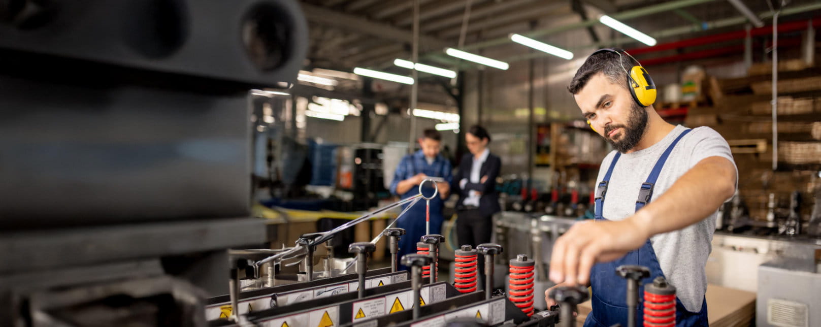 Arbeiter-mit-Gehörschutz-in-der-Industrie