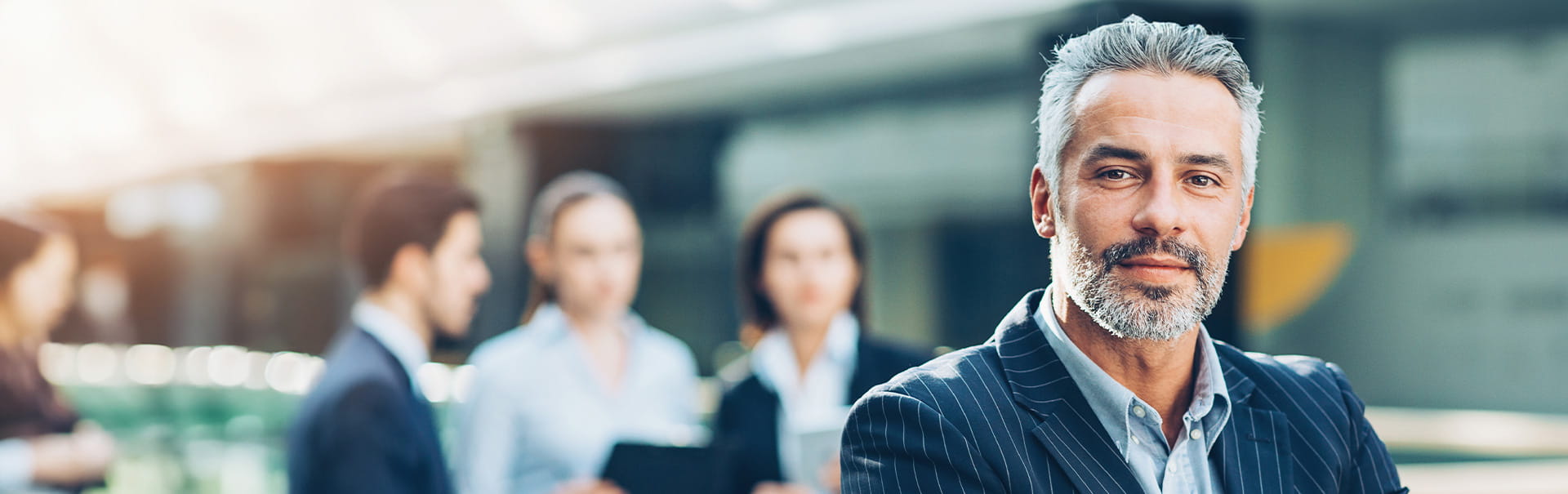 Headerbild Recruiter on Demand: Mann blickt in die Kamera.