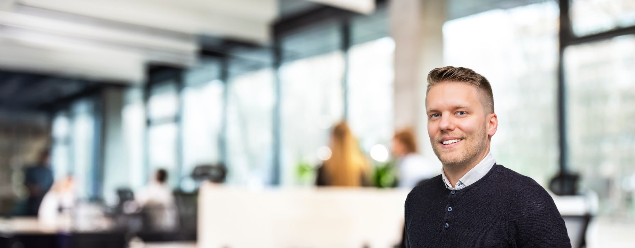 Adecco Mitarbeiter in Arbeitsumgebung