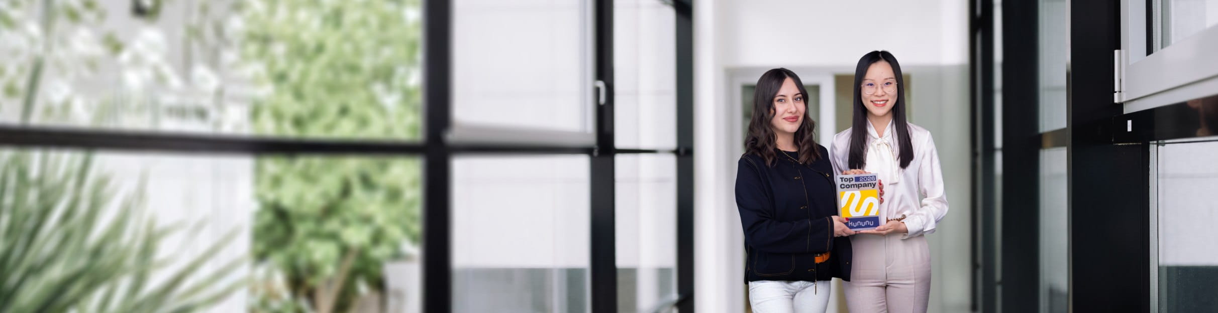 Solze Adecco Mitarbeiterinnen halten Award