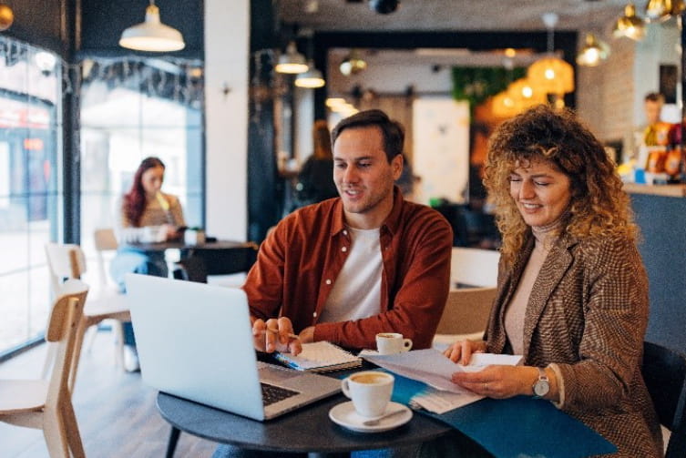 Kollegen arbeiten im Café.