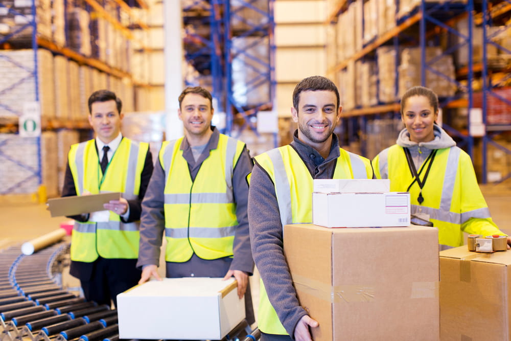 Vier Arbeitnehmer:innen im Lager