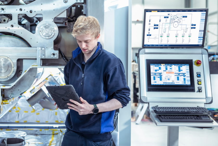 Mitarbeiter programmiert Maschine