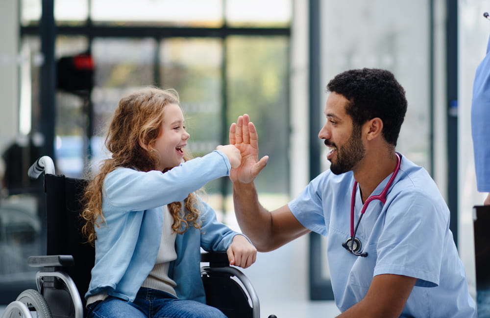 Krankenpfleger schlägt mit Mädchen ein.