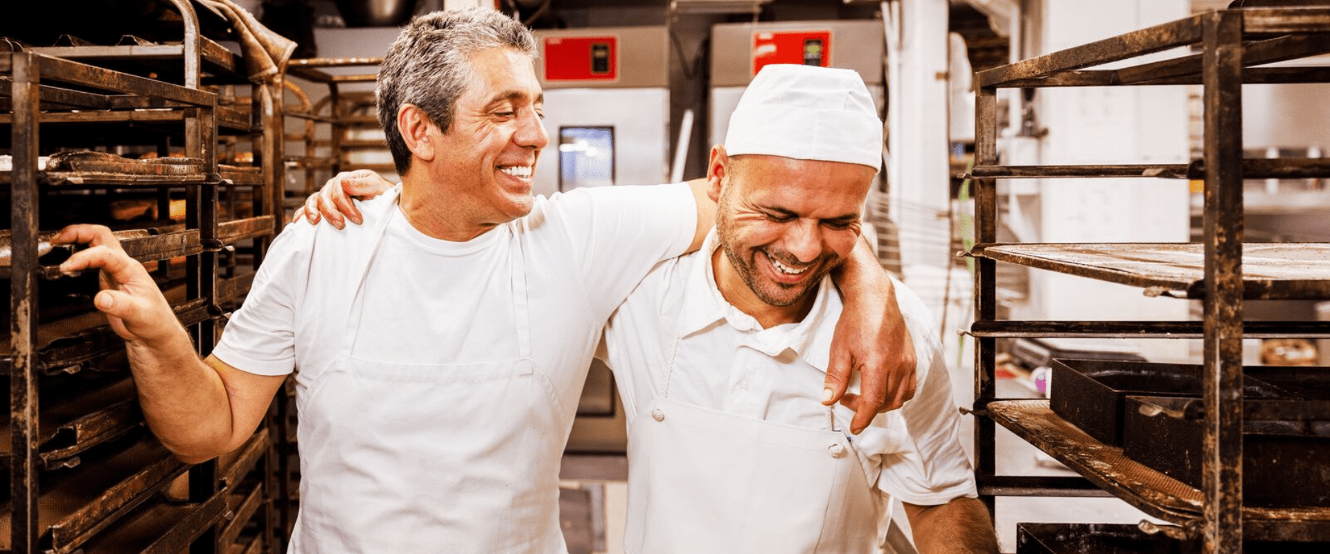 Twee mannelijke collega's lachen samen