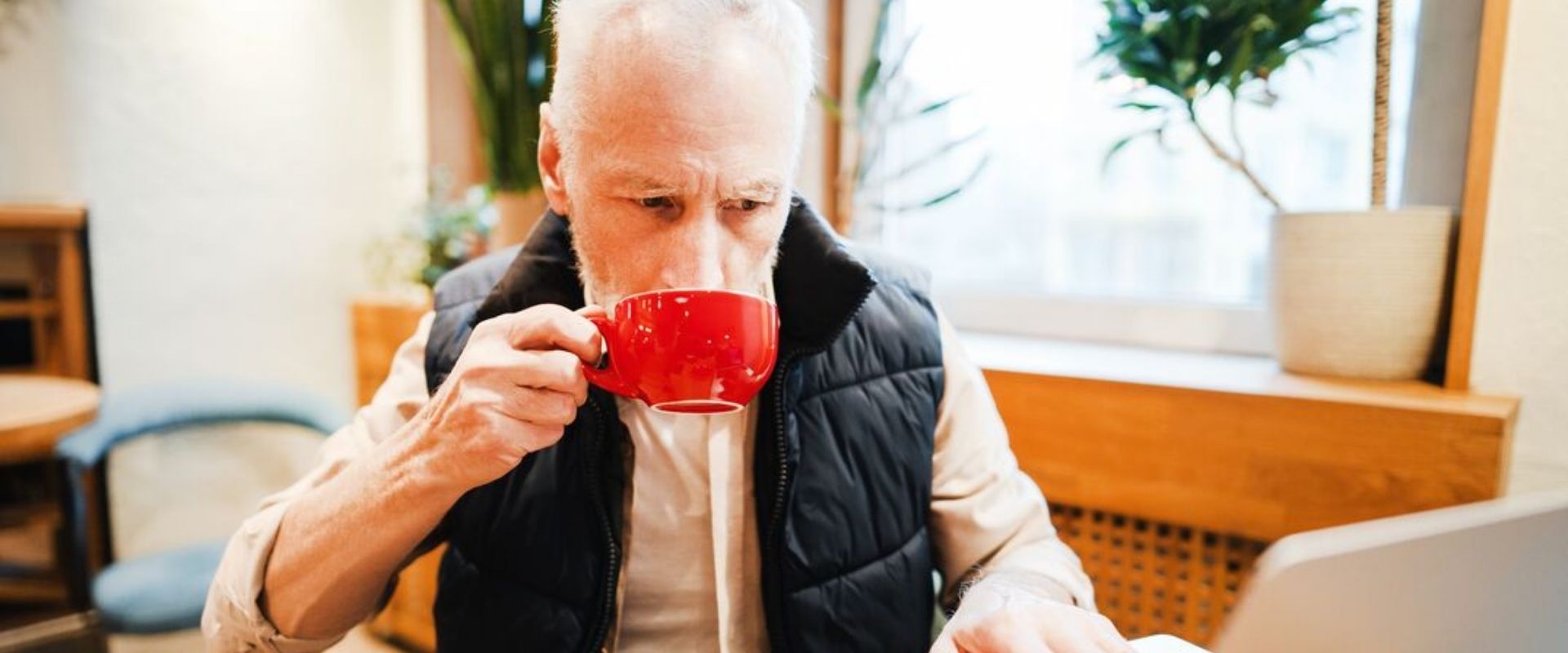 Man drinkt een bakje koffie