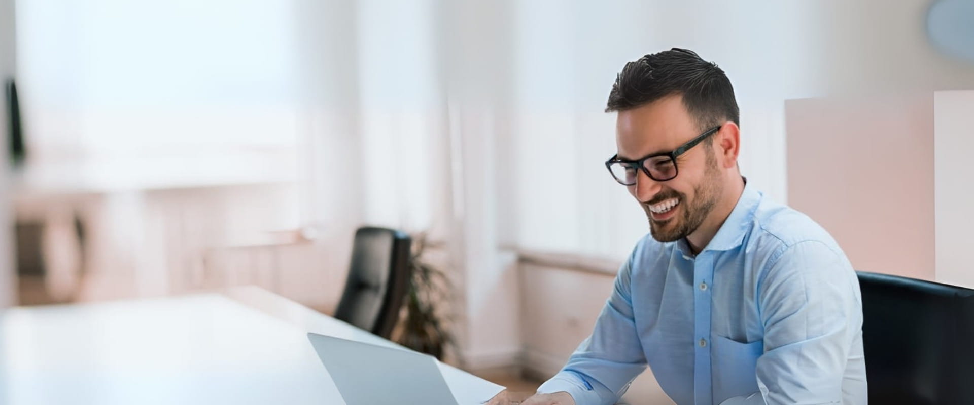 Man werkt achter laptop