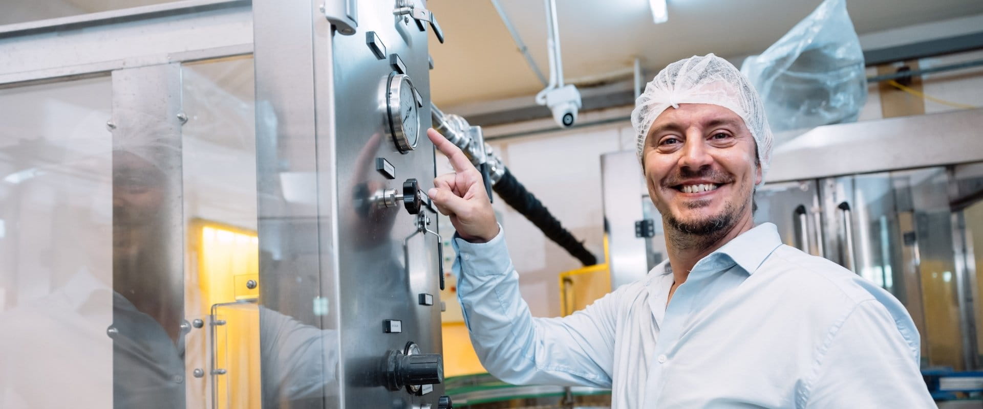 Man is bezig met elektra