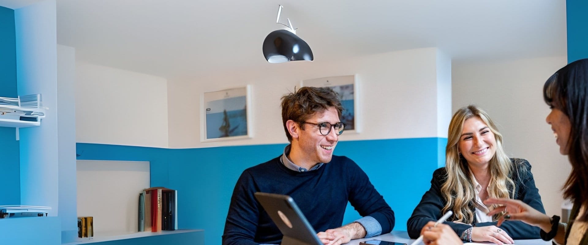 Collega’s bouwen een toren met hun handen