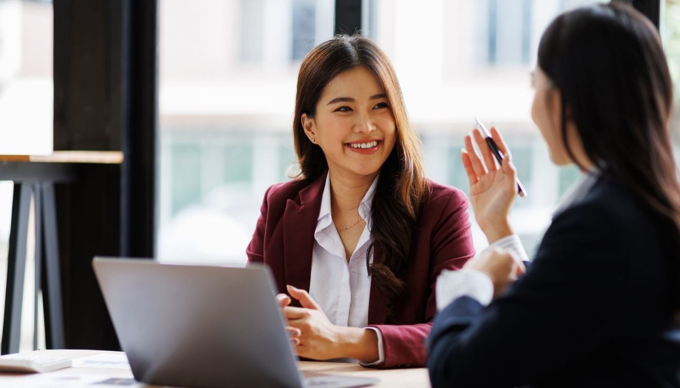 Twee collega's in gesprek Twee collega's in gesprek