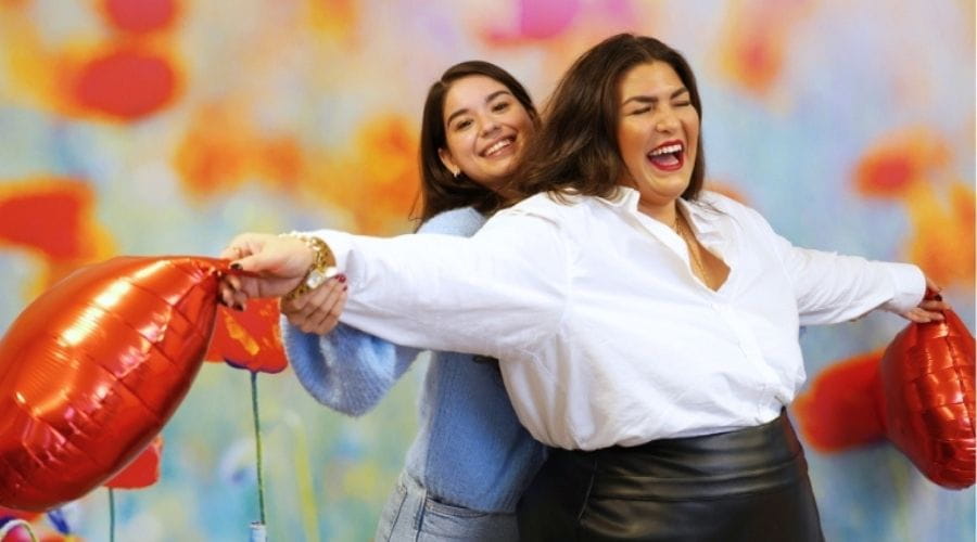 Collega’s lachen in camera