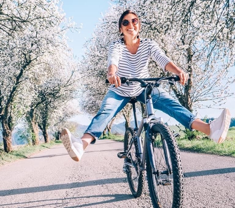 Dame op de fiets