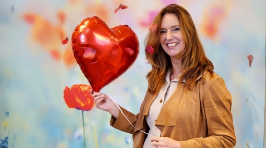 Dame met hartjesballon