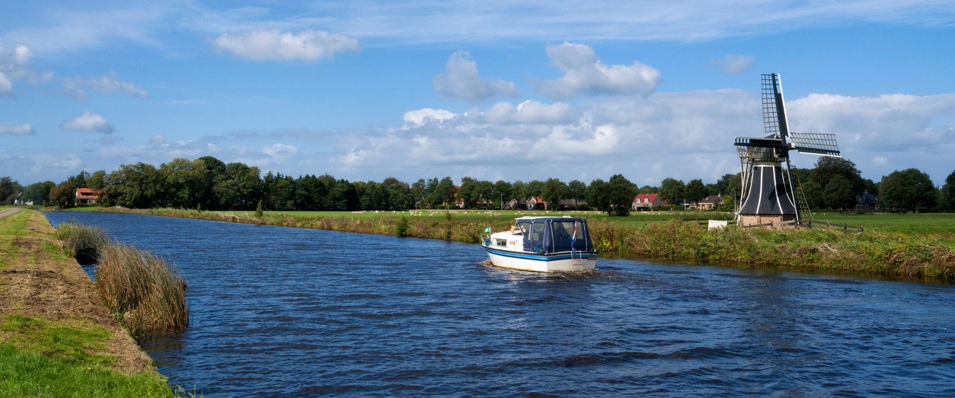 Bootje op het water Heerenveen