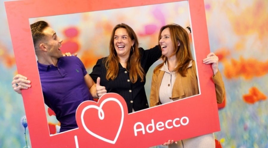 Collega’s lachen onderling