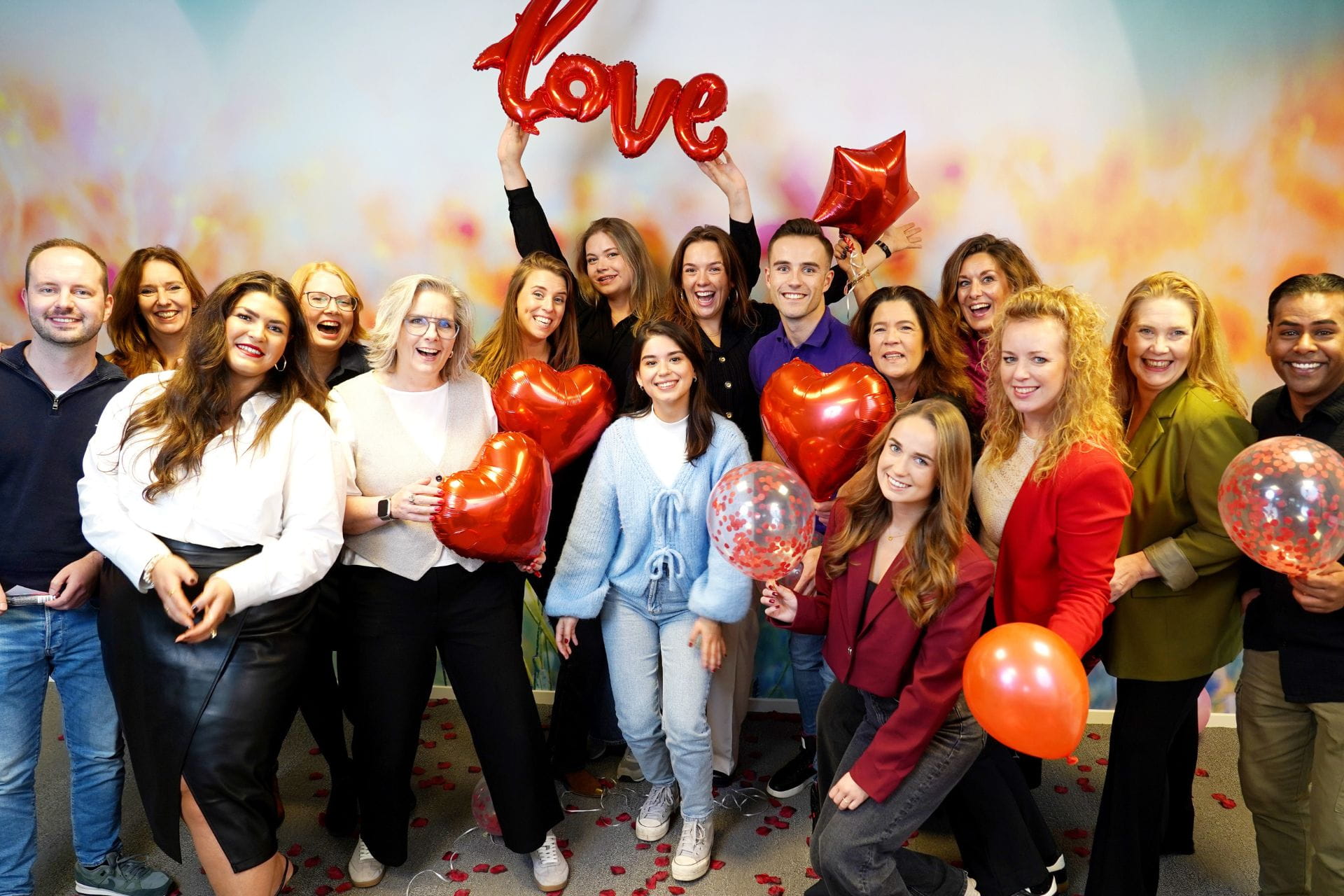 Collega’s bouwen een toren met hun handen