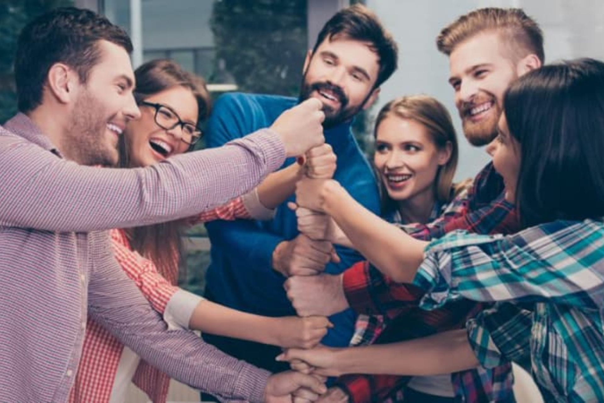 Collega’s bouwen een toren met hun handen