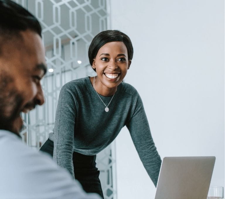 Recruiter schudt de hand van een kandidaat