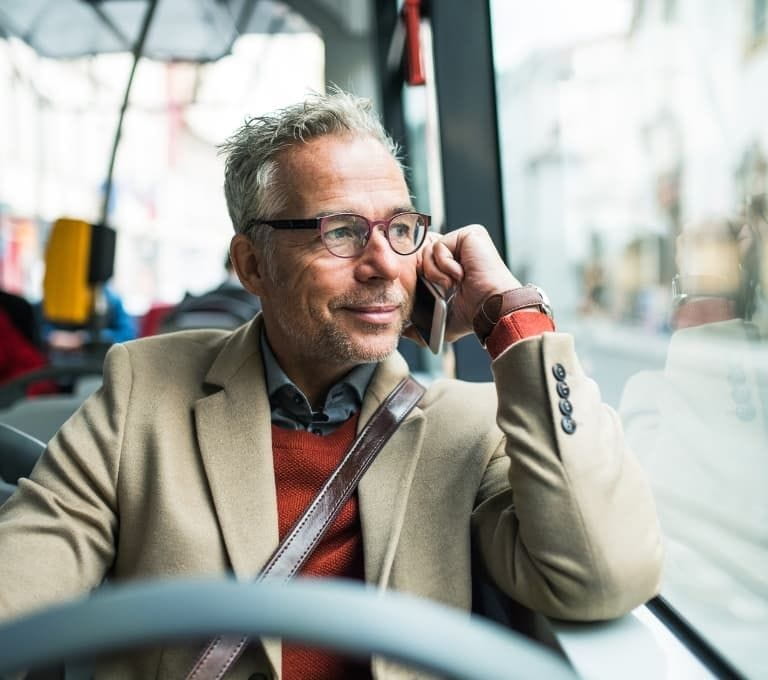 Man zit in de bus