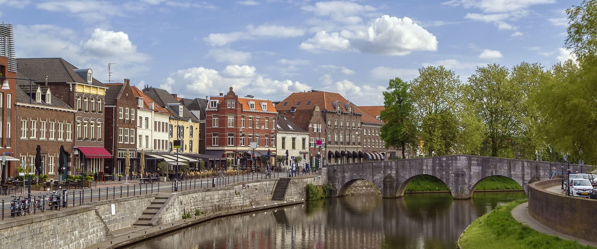 Winkelstraat aan water in Roermond