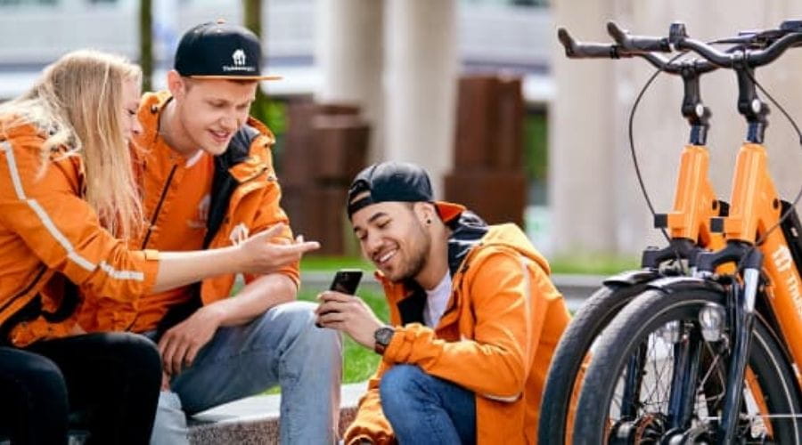 Thuisbezorgd bezorgers zitten bij elkaar